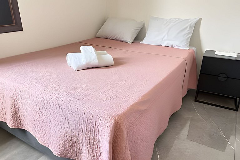 0202 - Quarto Triplo · 1 Queen+1 Solteiro · Central