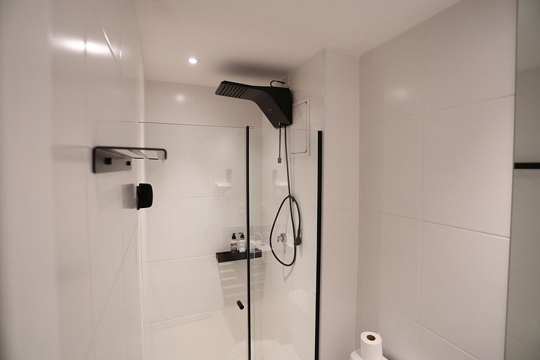studio completo com cama queen, cozinha equipada e vaga